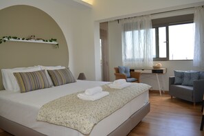 Une chambre à coucher avec un lit, un bureau, une chaise et une fenêtre avec des rideaux.