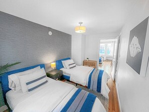 Een strijkplank/strijkijzer, reisbedje, gratis wifi, beddengoed