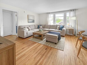 Smart TV, books - Step right out to the beach! Amazing location 7 min to Portland. Unit 4 (South Portland)