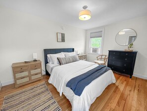 2 dormitorios, tabla de planchar con plancha, cuna de viaje