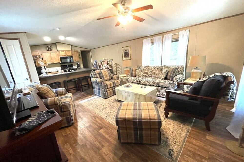Cozy Home Away from Home | Mins to Lake & Marina