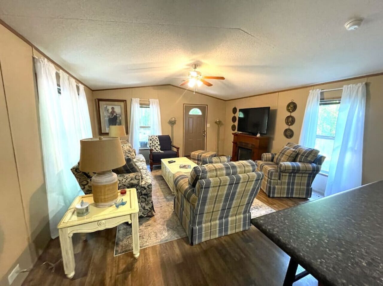 Cozy Home Away from Home | Mins to Lake & Marina