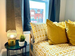 4 bedrooms, iron/ironing board, WiFi, bed sheets - Massive 4 bedroom Duplex Apartment + Free Parking (Bournemouth)