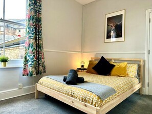 4 habitaciones, tabla de planchar con plancha, wifi y ropa de cama 