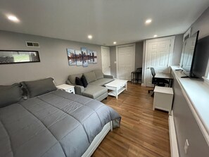 1 habitación, escritorio, tabla de planchar con plancha y wifi 