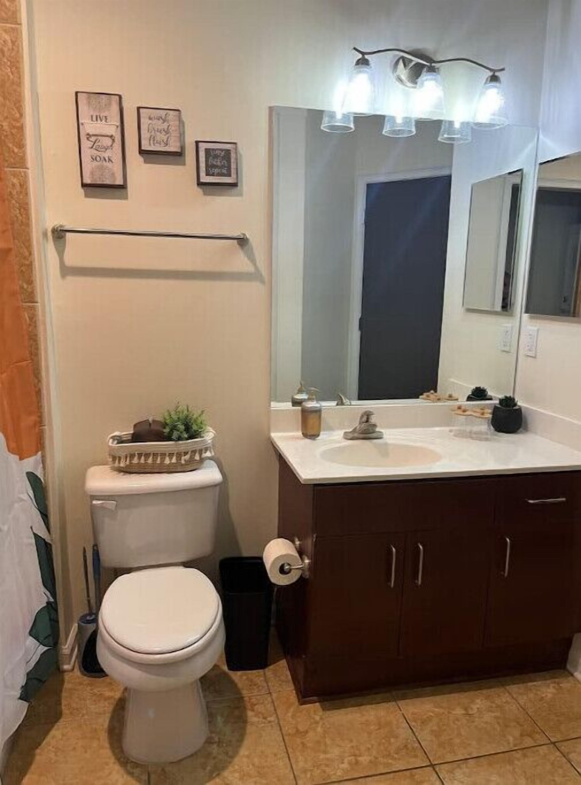 Boho chic condo 5 min to downtown gated community free parking pool