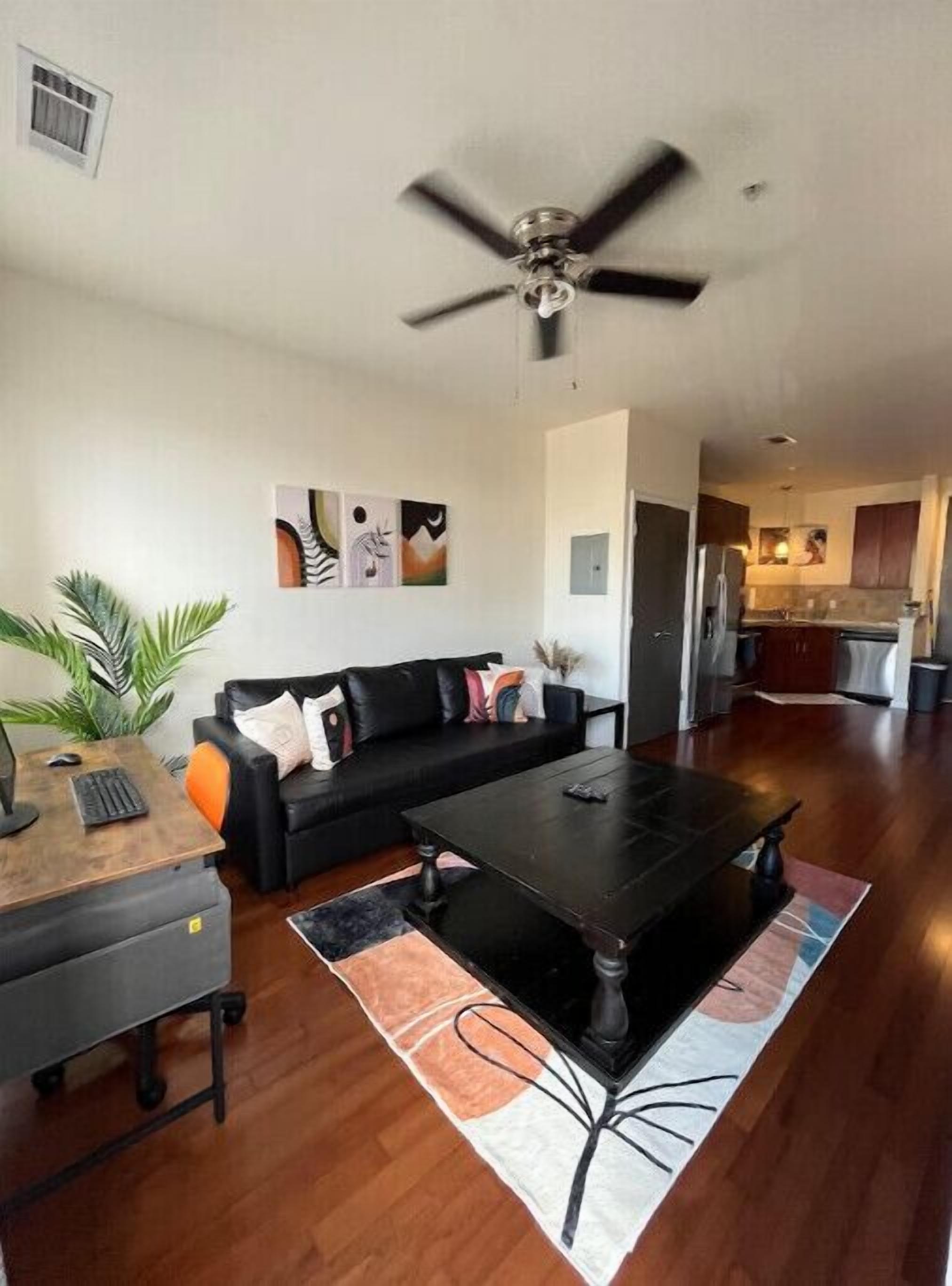 Boho chic condo 5 min to downtown gated community free parking pool