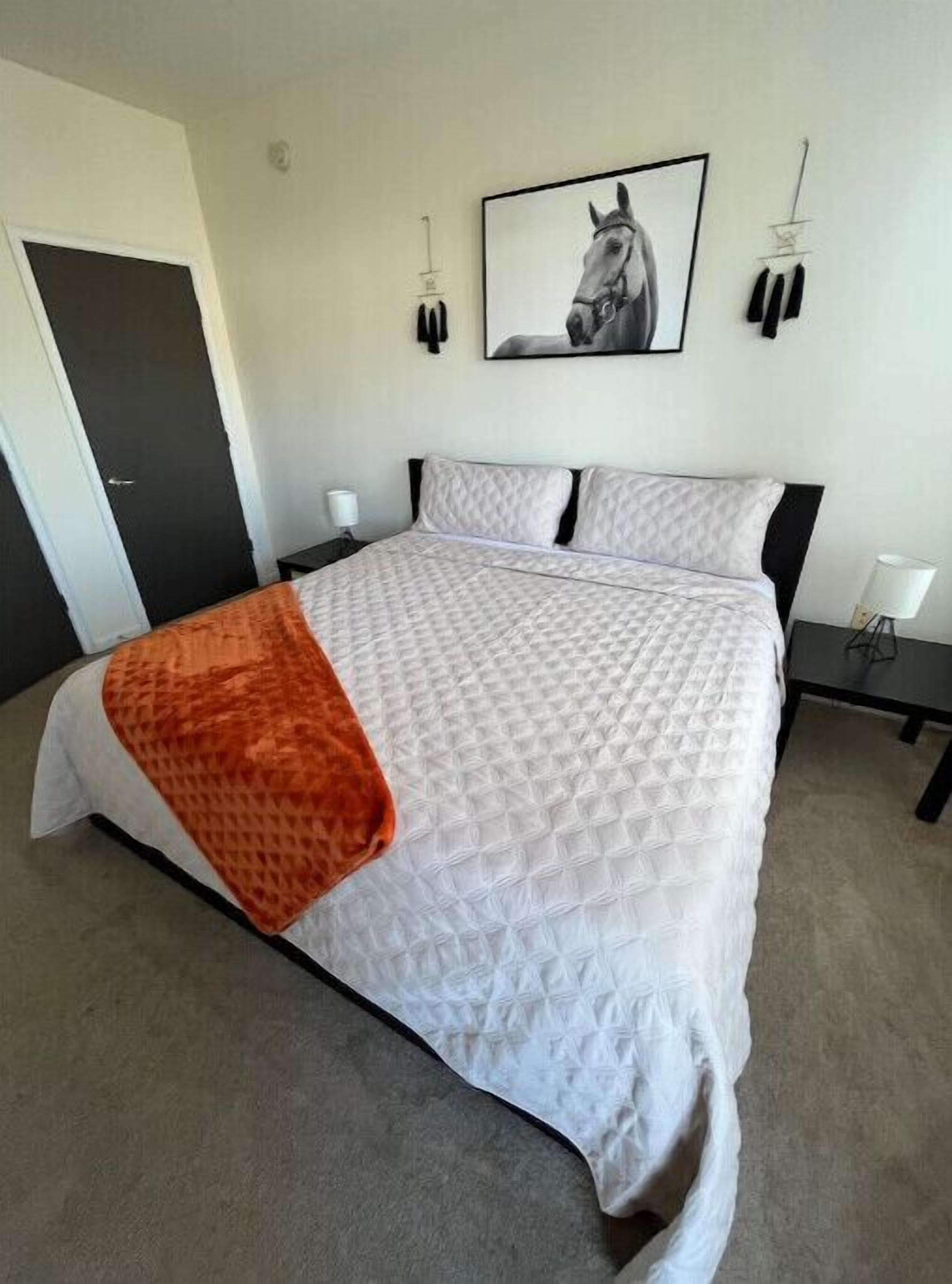 Boho chic condo 5 min to downtown gated community free parking pool