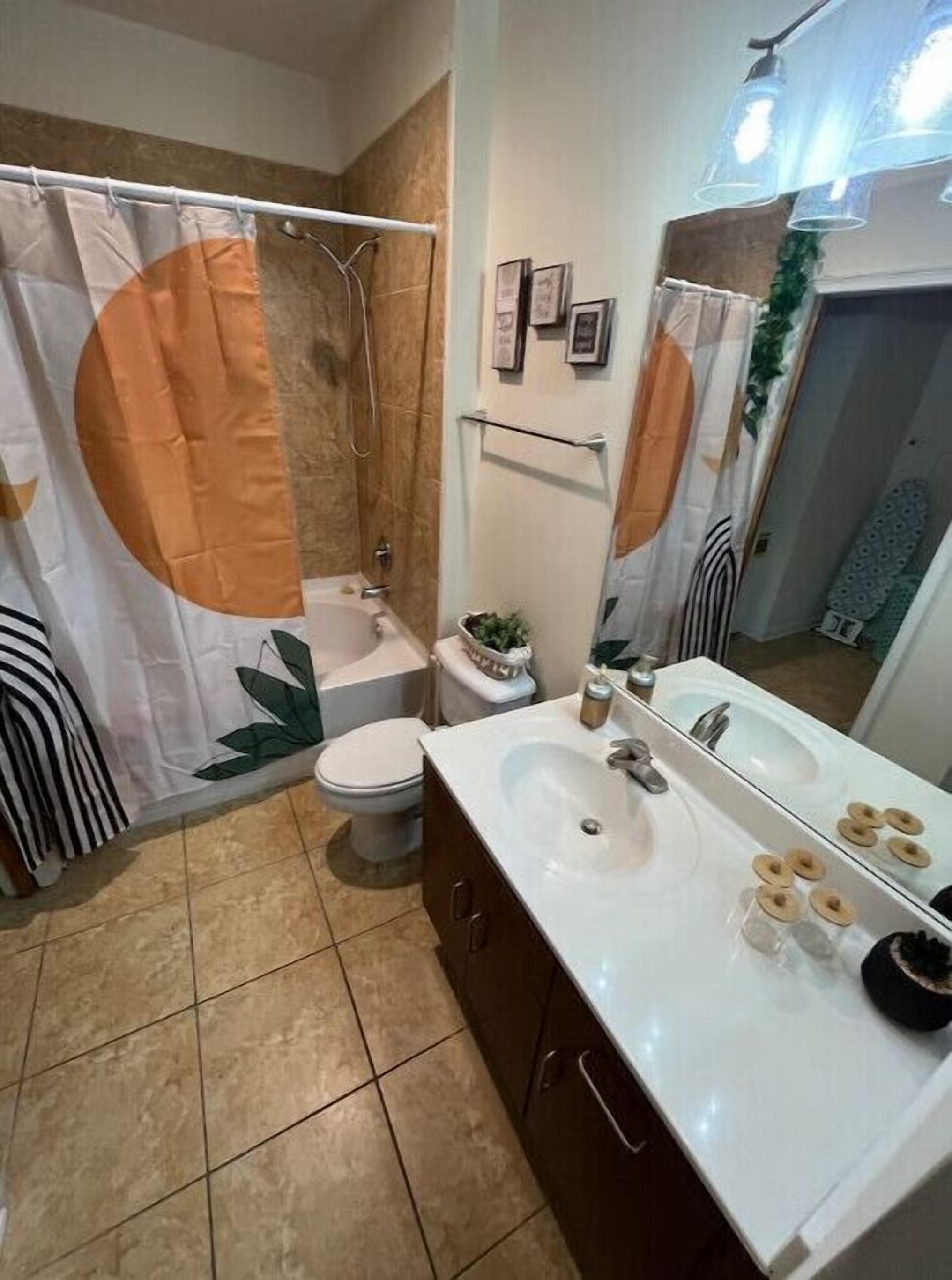 Boho chic condo 5 min to downtown gated community free parking pool