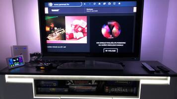 Căn hộ dành cho gia đình | Phòng khách | TV LCD 80-cm có truyền hình kỹ thuật số, TV, sàn nhà có sưởi