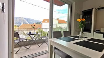 Family Apartment | Living area | 80-cm LCD TV with digital channels, TV, heated floors