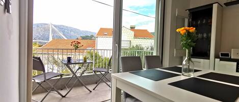 Family Apartment | Living area | 80-cm LCD TV with digital channels, TV, heated floors