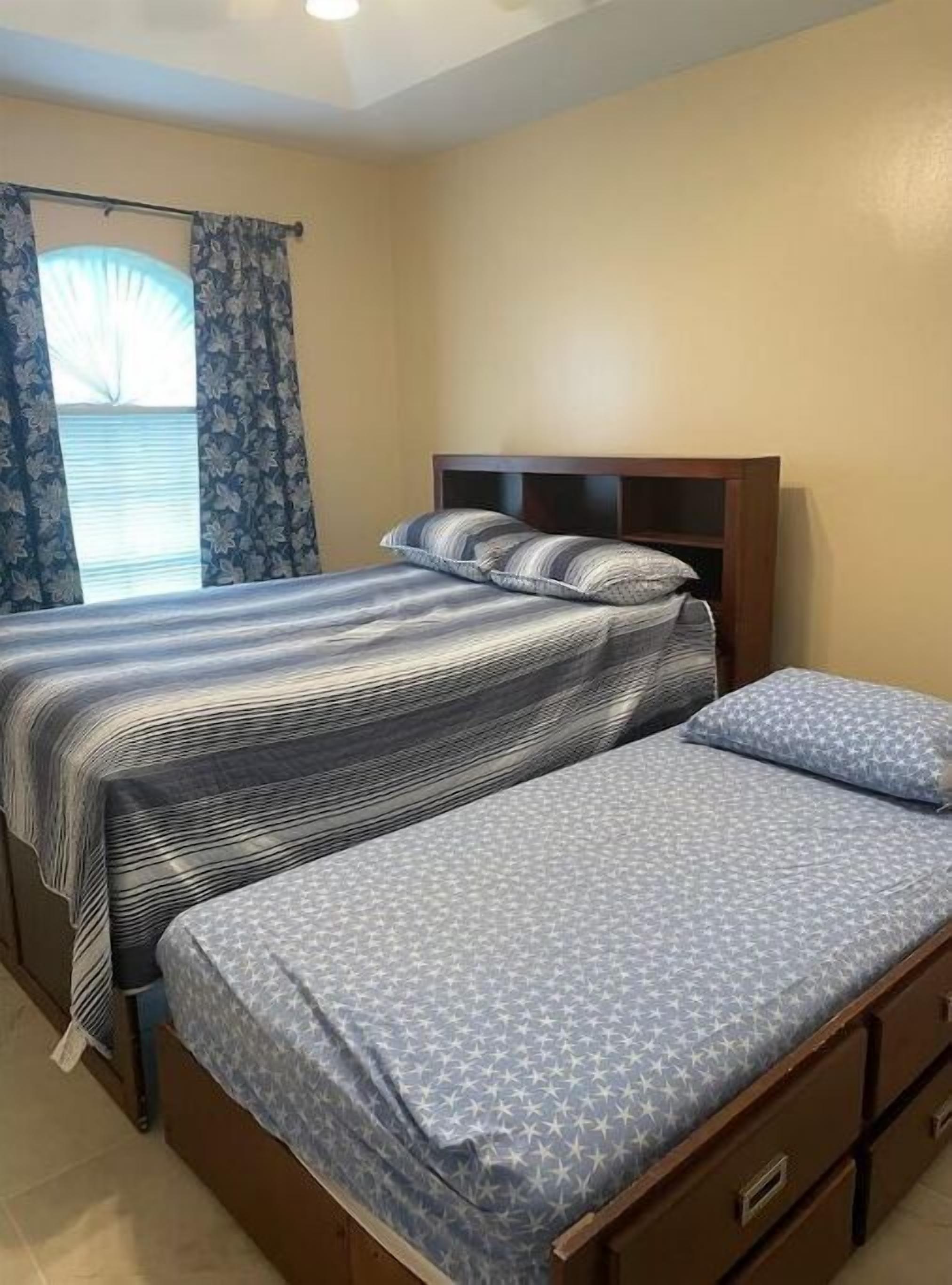 Home in Mission great location! Safe and quiet neighborhood. Tvs in every room.