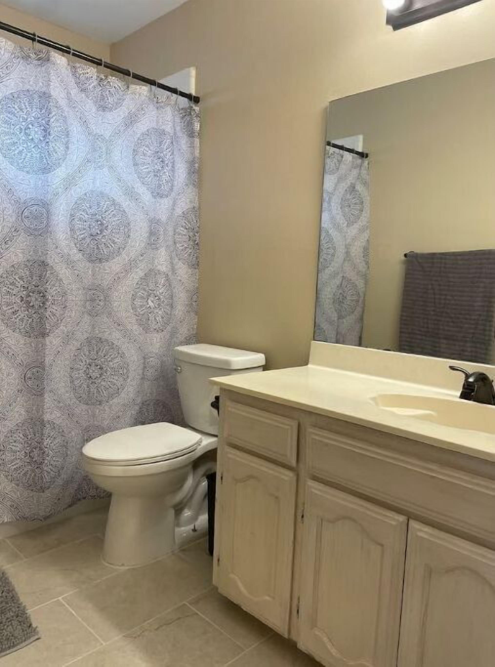 Home in Mission great location! Safe and quiet neighborhood. Tvs in every room.