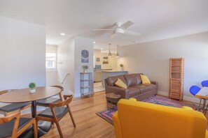 Smart TV, ping pong - Sleeps 10! Walkable to Everything!  Pets, Game Room (Salida)