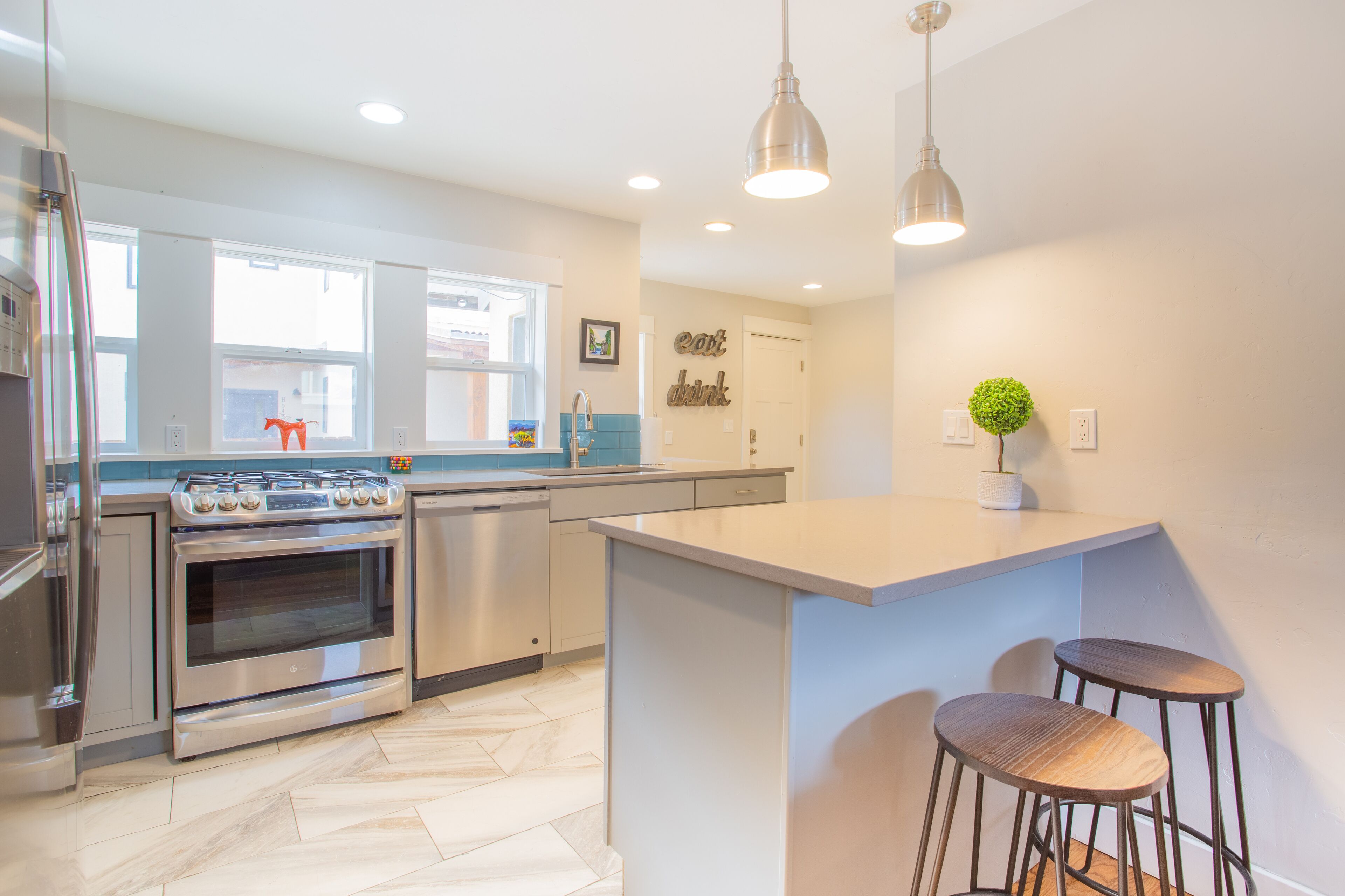 Refrigerador, microondas, horno y parrilla de estufa 