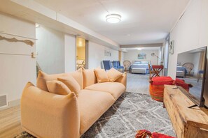 3 bedrooms, iron/ironing board, travel cot, free WiFi - Sleeps 10! Walkable to Everything!  Pets, Game Room (Salida)