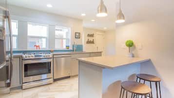 Fridge, microwave, stovetop, dishwasher