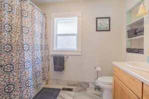 Shower, hair dryer, towels, soap - Sleeps 10! Walkable to Everything!  Pets, Game Room (Salida)
