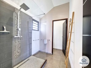 Banheira, secador de cabelo, toalhas de banho, sabonete