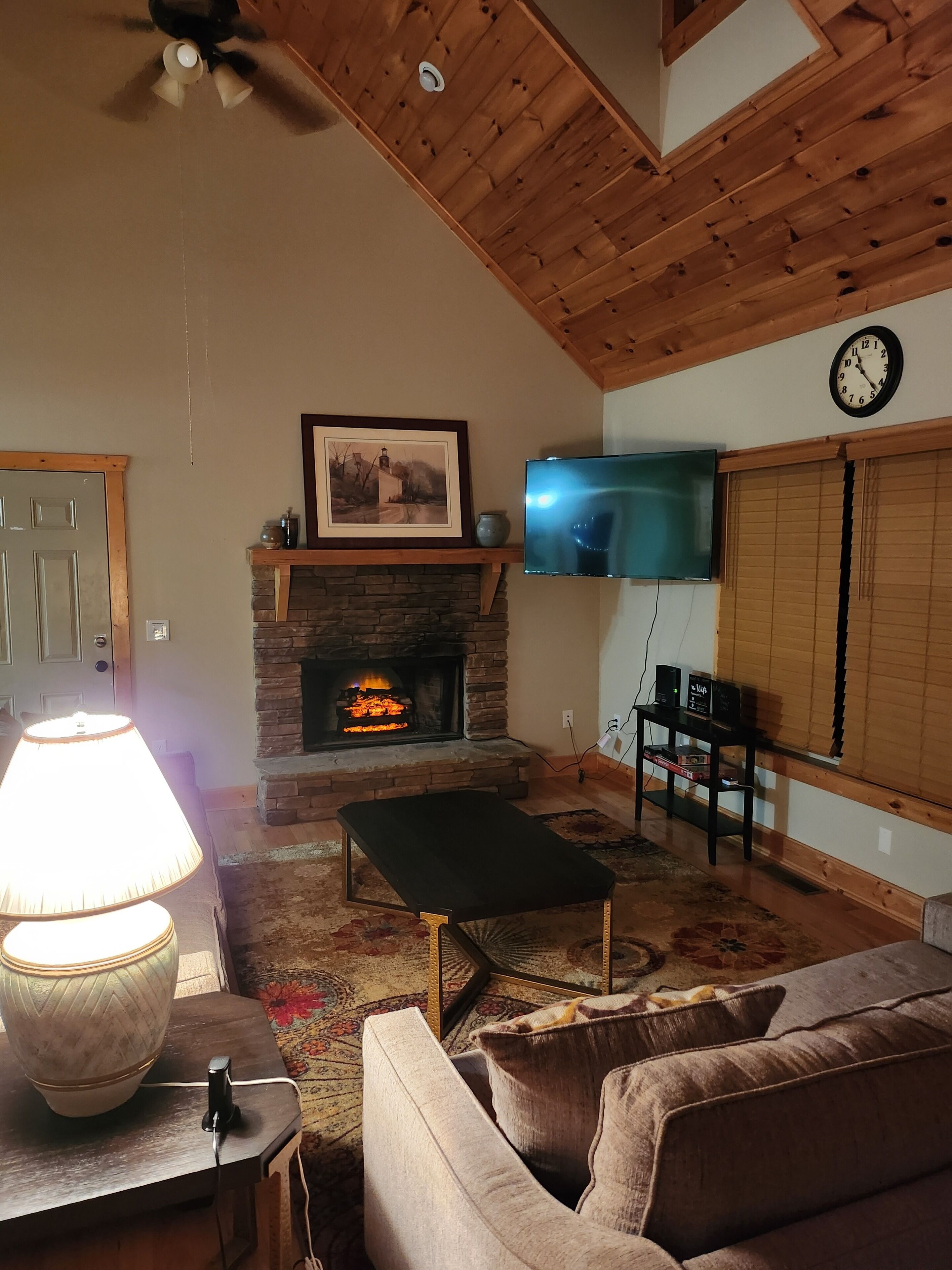 New Listing!5 mins to Square,wineries🍷grill🍔screened porch🌲ESPN🏈Roku🍿