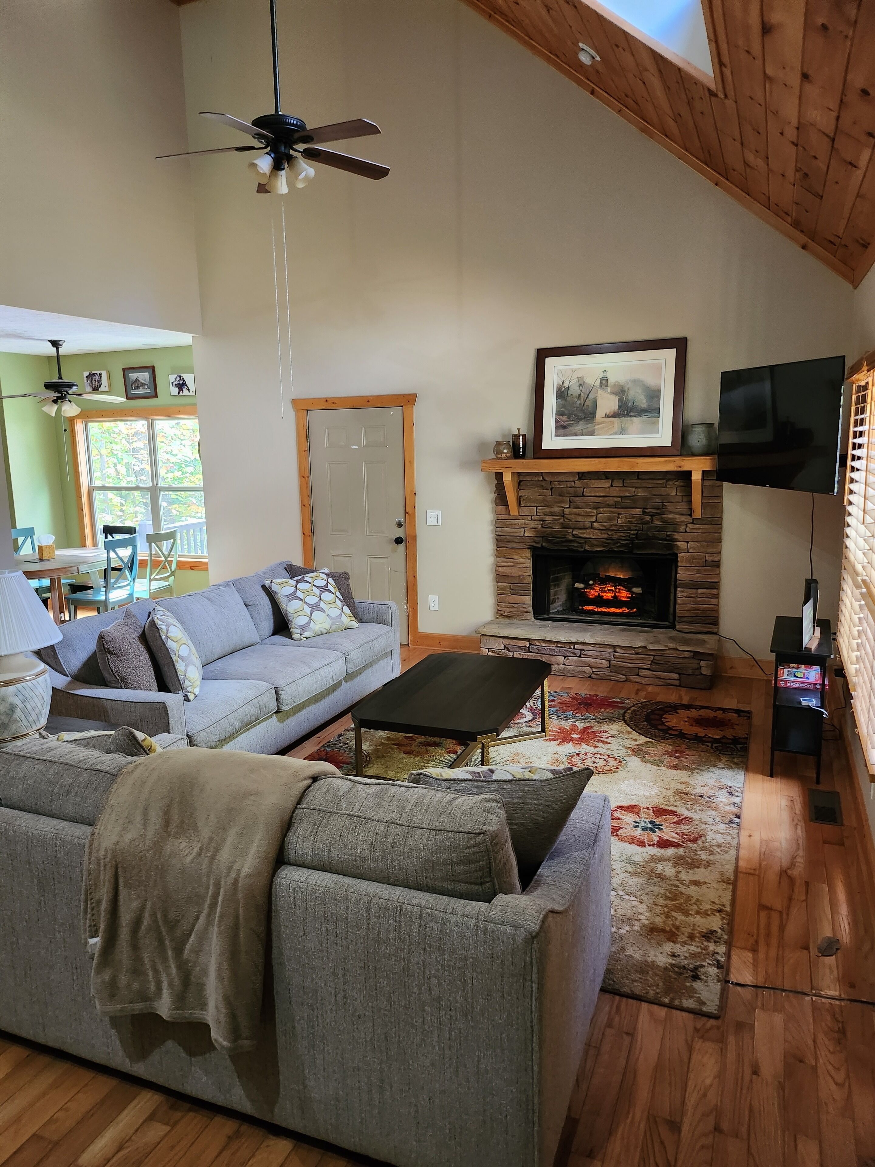 New Listing!5 mins to Square,wineries🍷grill🍔screened porch🌲ESPN🏈Roku🍿