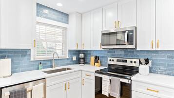 Microondas, horno, parrilla de estufa y lavavajillas