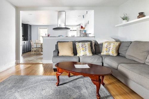 Lower Park · Comfortable & clean close to downtown Burlington