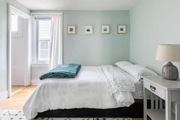 3 bedrooms, desk, iron/ironing board, free WiFi