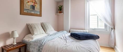 3 bedrooms, desk, iron/ironing board, free WiFi