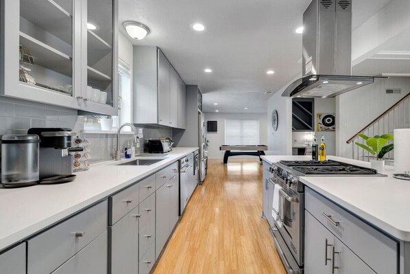 Een koelkast, een microgolfoven, een oven, een kookplaat