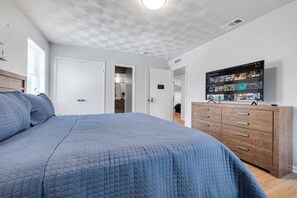 5 Schlafzimmer, Schreibtisch, Bügeleisen/Bügelbrett, Reisekinderbett