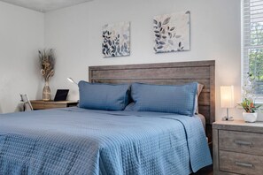 5 makuuhuonetta, työpöytä, silitysrauta/-lauta, vauvan matkasänky