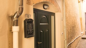 A building with a black door, a mailbox, and a number plate. - Breathtaking view apartment with terrace 8 beds (Alassio)