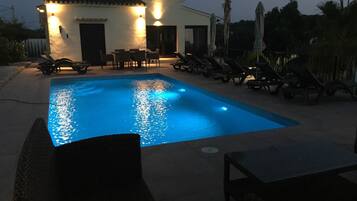 Alberca al aire libre y alberca climatizada