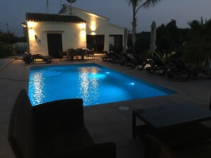 Una piscina al aire libre, una piscina climatizada