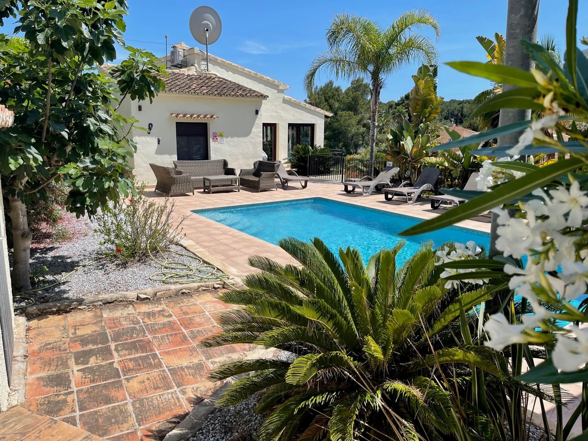 Una piscina al aire libre, una piscina climatizada