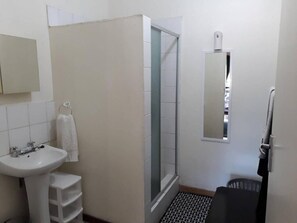 Douche, sĂšche-cheveux, serviettes fournies, savon