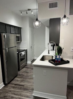 Frigorifero, microonde, forno, piano cottura