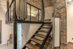 Interior - Spacious Apartment in Vibrant Prati District CIR:058091-ALT-05639  (Roma)