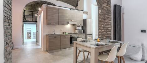 Kühlschrank, Mikrowelle, Ofen, Herdplatte