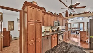 冰箱、微波炉、烤箱、炉灶