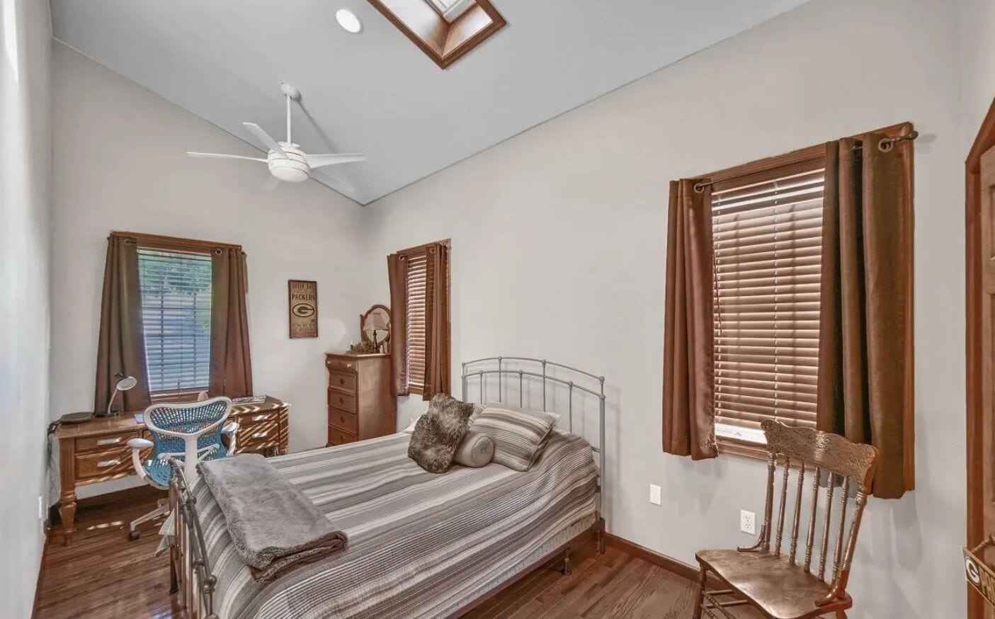 5 bedrooms, iron/ironing board, WiFi, bed sheets