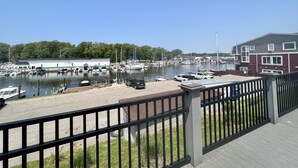 Un port de plaisance avec des bateaux amarrés, un bâtiment portant l’inscription « Culver Lake Marina », et une zone de quai où se trouvent des véhicules.