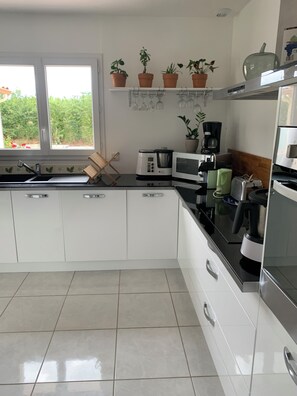 Kühlschrank, Mikrowelle, Ofen, Herdplatte