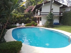 Piscine extérieure, cabanons gratuits, parasols de plage