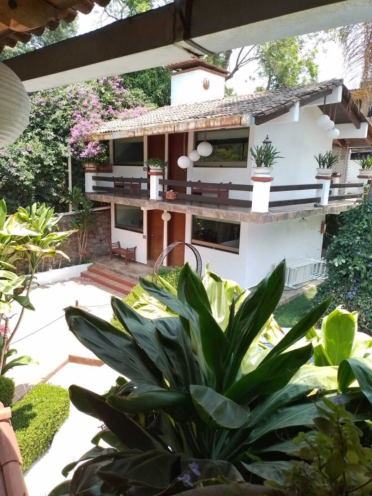 Vista frontal de la propiedad