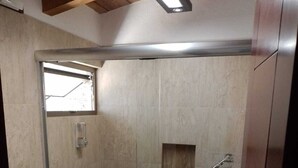 Shower, rainfall showerhead, towels, soap - Casa Dalinda (Valle de Bravo)