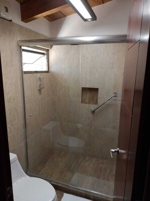 Shower, rainfall showerhead, towels, soap - Casa Dalinda (Valle de Bravo)