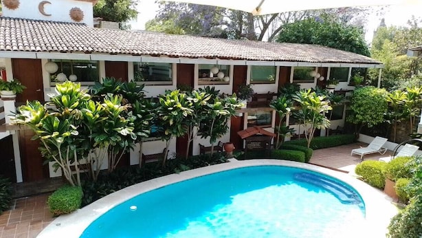Outdoor pool, open 10:30 AM to 8:00 PM, free cabanas, pool umbrellas - Casa Dalinda (Valle de Bravo)